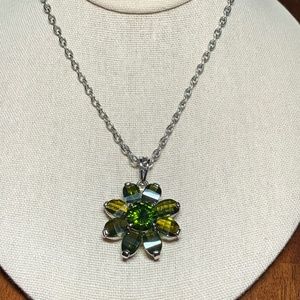 Striking Faceted Glass Stone Flower Pendant Necklace. 21”-23”